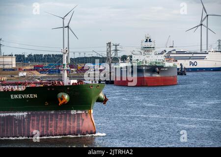 Petroleumhaven, der norwegische Rohöltanker Eikeviken verlässt, entladen, den Hafen von Rotterdam, Niederlande, Stockfoto