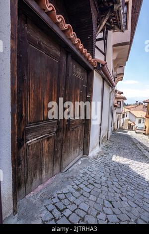 Die Türknöpfe der traditionellen anatolischen Häuser dienen nicht nur einem funktionalen Zweck, sondern spiegeln auch den anatolischen Lebensstil, Geschmack in Kunst und Handwerk wider. Stockfoto