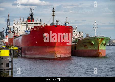 Petroleumhaven, Tanker warten auf Neuverladung im Hafen von Europoort, Rotterdam, Niederlande, Stockfoto