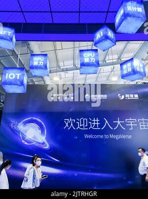 Peking, China. 1. September 2022. Besucher werden auf der China International Fair for Trade in Services (CIFTIS) 2022 in Peking, der Hauptstadt Chinas, am 1. September 2022 gesehen. Die CIFTIS findet vom 31. August bis 5. September in Peking statt. Kredit: Ding Hongfa/Xinhua/Alamy Live Nachrichten Stockfoto