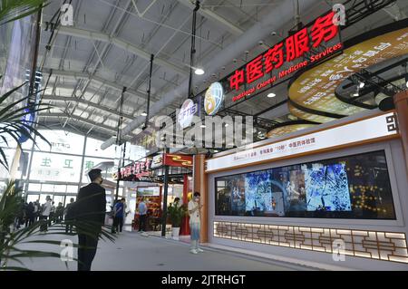 Peking, China. 1. September 2022. Das am 1. September 2022 aufgenommene Foto zeigt Stände für Dienstleistungen der Traditionellen Chinesischen Medizin (TCM) auf der Internationalen Fachmesse für Handel mit Dienstleistungen (CIFTIS) 2022 in Peking, der Hauptstadt Chinas. Quelle: Lu Peng/Xinhua/Alamy Live News Stockfoto