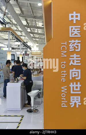 Peking, China. 1. September 2022. Das am 1. September 2022 aufgenommene Foto zeigt einen Stand für Dienstleistungen der traditionellen chinesischen Medizin (TCM) auf der Internationalen Fachmesse für Handel mit Dienstleistungen (CIFTIS) 2022 in Peking, der Hauptstadt Chinas. Quelle: Lu Peng/Xinhua/Alamy Live News Stockfoto
