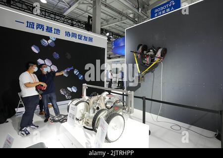 Peking, China. 1. September 2022. Besucher sehen sich einen Reinigungsroboter auf der China International Fair for Trade in Services (CIFTIS) 2022 in Peking, der Hauptstadt Chinas, am 1. September 2022 an. Die CIFTIS findet vom 31. August bis 5. September in Peking statt. Quelle: Ju Huanzong/Xinhua/Alamy Live News Stockfoto