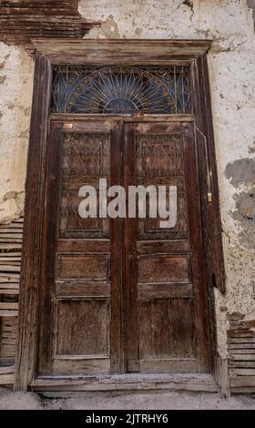 Die Türknöpfe der traditionellen anatolischen Häuser dienen nicht nur einem funktionalen Zweck, sondern spiegeln auch den anatolischen Lebensstil, Geschmack in Kunst und Handwerk wider. Stockfoto