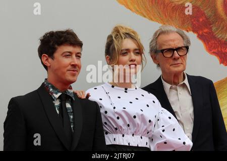 Venedig, Italien. 01. September 2022. Italien, Lido di Venezia, 1. September 2022 : (L) Alex Sharp, Aimee Lou Wood und Bill Nighy besuchen den roten Teppich von 'Living' beim Internationalen Filmfestival von Venedig 79. am 1. September 2022 in Venedig, Italien. Foto: Ottavia Da Re/Sintesi/Alamy Live News Stockfoto
