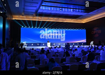 Peking, China. 1. September 2022. Die Eröffnungszeremonie und das Hauptforum der China E-Commerce Convention 2022 findet am 1. September 2022 in Peking, der Hauptstadt Chinas, statt. Kredit: Li Xin/Xinhua/Alamy Live Nachrichten Stockfoto