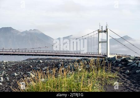 Isländische Landschaft, Brücke über Lagune im Süden Islands Stockfoto