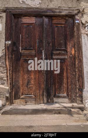 Die Türknöpfe der traditionellen anatolischen Häuser dienen nicht nur einem funktionalen Zweck, sondern spiegeln auch den anatolischen Lebensstil, Geschmack in Kunst und Handwerk wider. Stockfoto