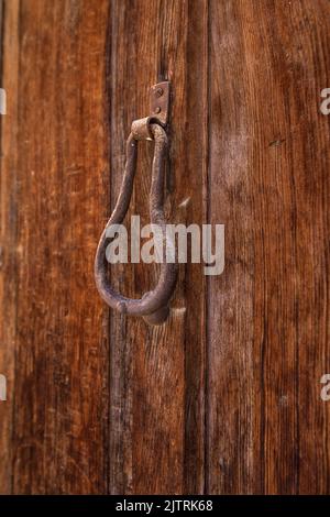 Die Türknöpfe der traditionellen anatolischen Häuser dienen nicht nur einem funktionalen Zweck, sondern spiegeln auch den anatolischen Lebensstil, Geschmack in Kunst und Handwerk wider. Stockfoto