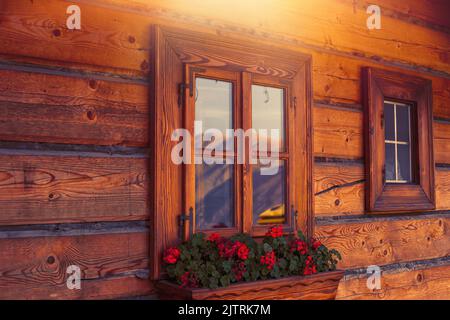 Schön dekoriertes Fenster eines Blockhauses. Hochwertige Fotos Stockfoto