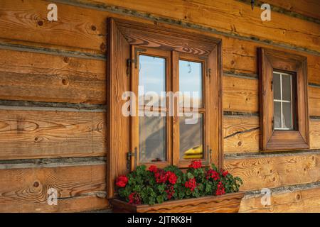 Schön dekoriertes Fenster eines Blockhauses. Hochwertige Fotos Stockfoto