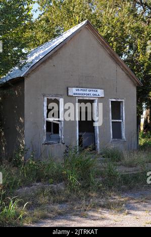 Das verlassene Postgebäude in Bridgeport, OK. Die ehemalige Stadt Route 66 wurde 1934 umgangen, als die historische Straße weiter nach Süden ausgerichtet wurde. Stockfoto