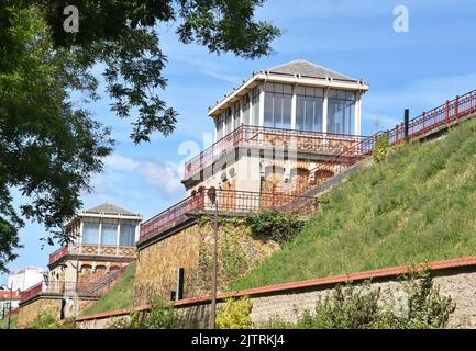 Der Stausee Montsouris, Paris. Die beiden eleganten Jugendstil-Pavillons, die Wasser aus unterirdischen Aquädukten in den Stausee ablassen. Stockfoto