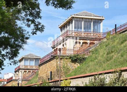 Der Stausee Montsouris, Paris. Die beiden eleganten Jugendstil-Pavillons, die Wasser aus unterirdischen Aquädukten in den Stausee ablassen. Stockfoto