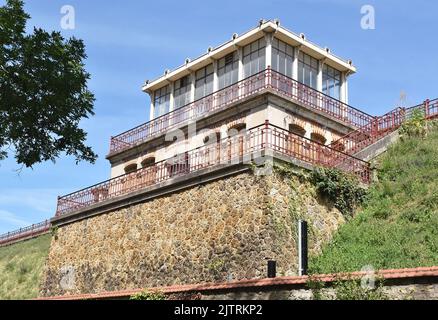 Der Stausee Montsouris, Paris. Die beiden eleganten Jugendstil-Pavillons, die Wasser aus unterirdischen Aquädukten in den Stausee ablassen. Stockfoto