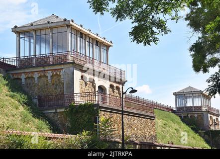 Der Stausee Montsouris, Paris. Die beiden eleganten Jugendstil-Pavillons, die Wasser aus unterirdischen Aquädukten in den Stausee ablassen. Stockfoto