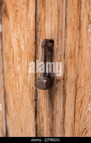 Die Türknöpfe der traditionellen anatolischen Häuser dienen nicht nur einem funktionalen Zweck, sondern spiegeln auch den anatolischen Lebensstil, Geschmack in Kunst und Handwerk wider. Stockfoto