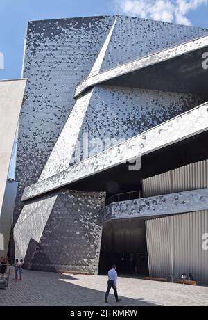 Philharmonie de Paris, ein Symphoniesaal und zwei kleinere Säle, die einem kleinen Hügel ähneln, Südseite des Gebäudes. Stockfoto