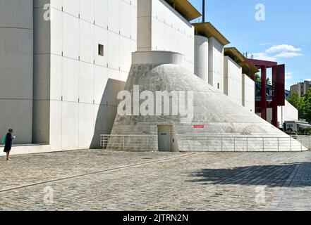 Hinter der Cité de la Musique in Paris, Frankreich, postmodern im Stil, mit Blick auf den Parc de la Villette, Architekt Christian de Portzamparc Stockfoto