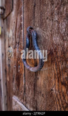 Die Türknöpfe der traditionellen anatolischen Häuser dienen nicht nur einem funktionalen Zweck, sondern spiegeln auch den anatolischen Lebensstil, Geschmack in Kunst und Handwerk wider. Stockfoto