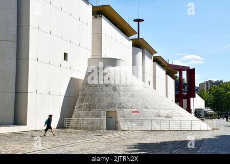 Hinter der Cité de la Musique in Paris, Frankreich, postmodern im Stil, mit Blick auf den Parc de la Villette, Architekt Christian de Portzamparc Stockfoto