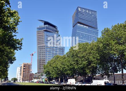 The Tours Duo, Twin Towers, Paris, ein Paar dramatischer, schiefer Wolkenkratzer, von Büros, Hotels und Einkaufsmöglichkeiten, Architekten Atelier Jean Nouvel, Stockfoto