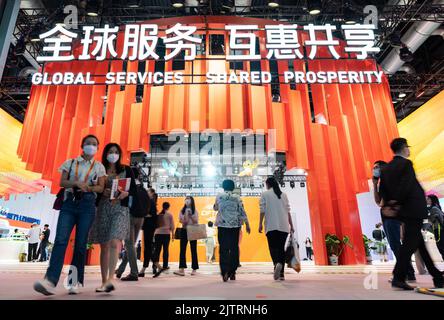 Peking, China. 1. September 2022. Besucher der Ausstellung während der China International Fair for Trade in Services (CIFTIS) 2022 in Peking, der Hauptstadt Chinas, am 1. September 2022. Quelle: Cai Yang/Xinhua/Alamy Live News Stockfoto