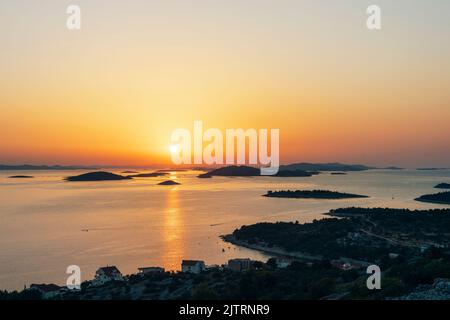 Schöner Sonnenuntergang am Meer. Insel Murter, Kroatien. Stockfoto