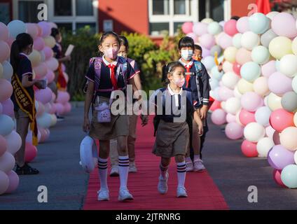 Peking, China. 1. September 2022. Die Schüler kommen an einer Grundschule der Beijing Zhongguancun Fremdsprachenschule in Peking, der Hauptstadt Chinas, am 1. September 2022 an. Viele Schulen in China starteten am Donnerstag ein neues Schuljahr. Quelle: Chen Yehua/Xinhua/Alamy Live News Stockfoto