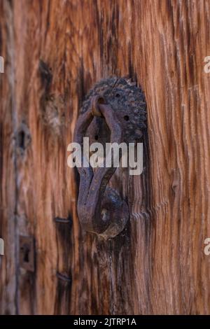 Die Türknöpfe der traditionellen anatolischen Häuser dienen nicht nur einem funktionalen Zweck, sondern spiegeln auch den anatolischen Lebensstil, Geschmack in Kunst und Handwerk wider. Stockfoto