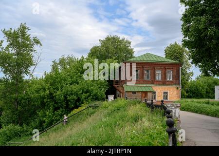 Haus aus dem 19.. Jahrhundert mit einem zweiten Stock aus Holzstämmen in Rjasan, Russland Stockfoto