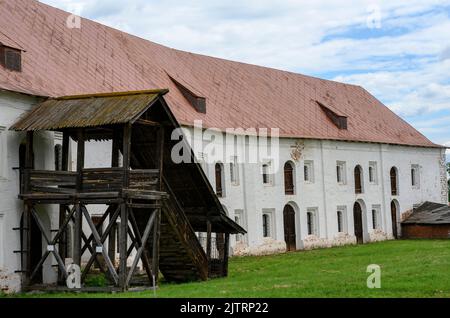 Blick auf die Nebengebäude des 15..-19.. Jahrhunderts im Innenhof des Prinz-Oleg-Palastes im Rjasanischen Kreml, Russland Stockfoto