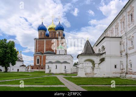 Blick auf die Mariä-Himmelfahrt-Kathedrale aus dem 17.. Jahrhundert vom Hof des Prinz-Oleg-Palastes im Rjasanischen Kreml, Russland Stockfoto