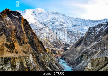 Karakoram Autobahn auch bekannt als kkh oder Seide Route zusammen mit dem Indus Fluss verbindet Pakistan und China ist die höchste asphaltierte Straße der Welt Stockfoto