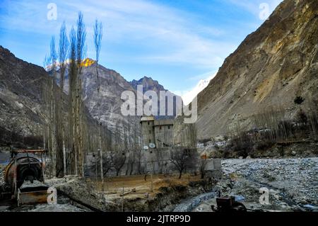 Bauarbeiten an der Brücke der Autobahn Krarakorum im Winter verbindet die höchste asphaltierte Straße der Erde China und Pakistan Stockfoto