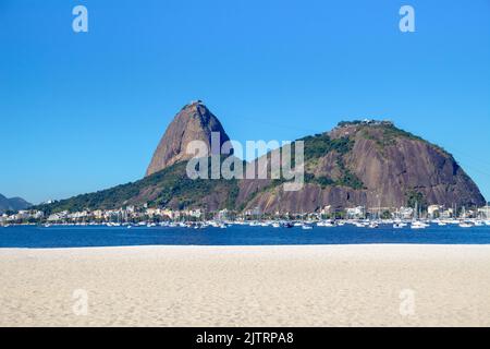 zuckerbrot in Rio de Janeiro, Brasilien - 22. Juni 2020: zuckerbrot vom botafogo Strand in rio de janeiro gesehen brasilien Stockfoto