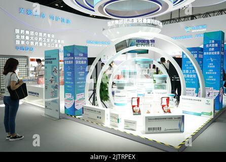 Peking, China. 1. September 2022. Das am 1. September 2022 aufgenommene Foto zeigt den Stand von Sinopharm während der China International Fair for Trade in Services (CIFTIS) 2022 in Peking, der Hauptstadt Chinas, am 1. September 2022. Die CIFTIS findet vom 31. August bis 5. September in Peking statt. Quelle: Ren Chao/Xinhua/Alamy Live News Stockfoto
