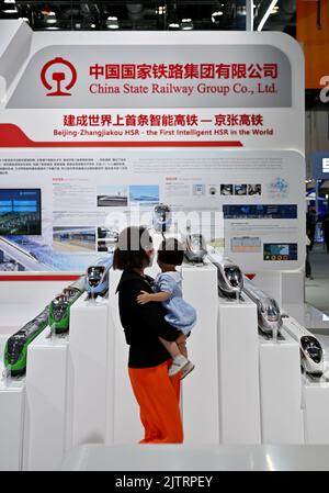 Peking, China. 1. September 2022. Besucher besuchen den Stand der China State Railway Group Co., Ltd. Während der China International Fair for Trade in Services (CIFTIS) 2022 in Peking, der Hauptstadt Chinas, am 1. September 2022. Die CIFTIS findet vom 31. August bis 5. September in Peking statt. Kredit: Li Xin/Xinhua/Alamy Live Nachrichten Stockfoto