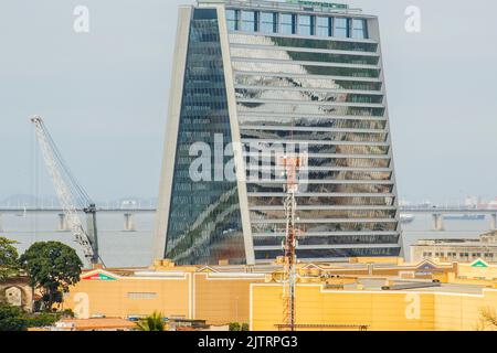 Stadt von Samba und Gebäude in der region gamboa in Rio de Janeiro, Brasilien - 2. November 2017: Städte von Samba im Vordergrund mit einem großen Gebäude Stockfoto