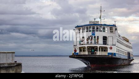 Fähre Ankunft auf der Insel Paqueta in Rio de Janeiro, Brasilien - 14. Oktober 2012: Klassische Verkehrsmittel, die die Stadt rio de janei durchquert Stockfoto