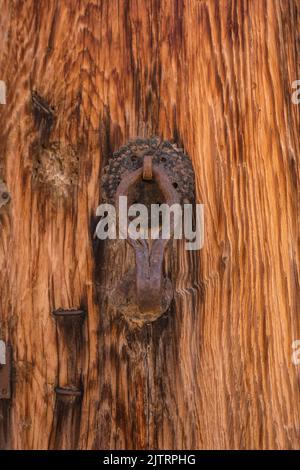 Die Türknöpfe der traditionellen anatolischen Häuser dienen nicht nur einem funktionalen Zweck, sondern spiegeln auch den anatolischen Lebensstil, Geschmack in Kunst und Handwerk wider. Stockfoto