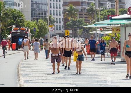 Menschen, die auf der strandpromenade der copacabana während der Coronavirus-Pandemie in Rio de Janeiro, Brasilien - 19. April 2020: Menschen, die auf dem Cop Stockfoto