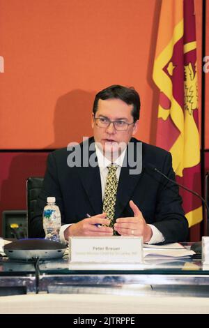 Colombo, Sri Lanka. 1. September 2022. Peter Breuer, der ein Team des Internationalen Währungsfonds (IWF) leitet, spricht auf einer Pressekonferenz in Colombo, Sri Lanka, am 1. September 2022. Der Internationale Währungsfonds (IWF) und die Behörden Sri Lankas haben eine Vereinbarung auf Personalebene getroffen, um die Wirtschaftspolitik Sri Lankas mit einer 48-monatigen Vereinbarung im Rahmen der Extended Fund Facility (EFF) von etwa 2,9 Milliarden US-Dollar zu unterstützen, sagte der IWF hier am Donnerstag. Quelle: Ajith Perera/Xinhua/Alamy Live News Stockfoto