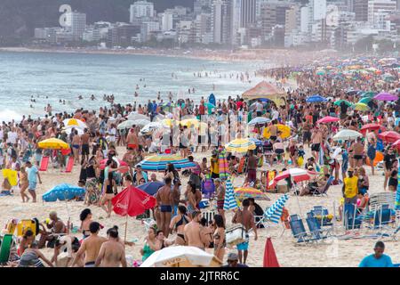 Überfüllter ipanema Strand in Rio de Janeiro, Brasilien - 30. Dezember 2019: ipanema Strand an einem typischen Sommertag in rio de janeiro. Stockfoto