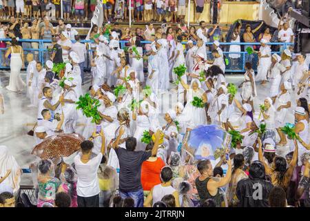 Waschen des Sapucai in Rio de Janeiro, Brasilien - 16. Februar 2020: Traditionelle Veranstaltung des Karnevals von rio de janeiro, Abschluss der Proben in t Stockfoto