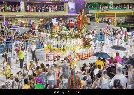 Waschen des Sapucai in Rio de Janeiro, Brasilien - 16. Februar 2020: Traditionelle Veranstaltung des Karnevals von rio de janeiro, Abschluss der Proben in t Stockfoto