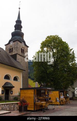 Kranjska Gora, Slowenien - August 20. 2022. Die Kirche Mariä Himmelfahrt in Kranjska Gora in der Region Oberkrain im Nordwesten von SL Stockfoto