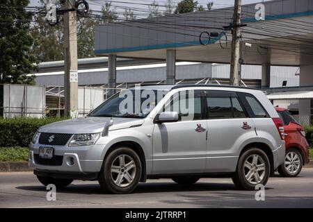 Chiangmai, Thailand - Juni 13 2022: Privater Mini-SUV, Suzuki Grand Vitara. Foto auf der Straße Nr. 121 etwa 8 km von der Innenstadt von Chiangmai, thailand. Stockfoto