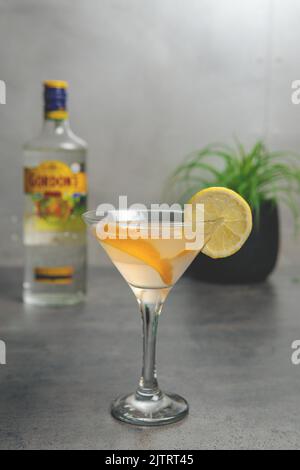 Der klassische Sommer Jin Tonic Cocktail mit Zitrone und Orange Ein Ring aus Orangenschale in einer Hotelbar Stockfoto