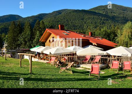 Kranjska Gora, Slowenien - August 21. 2022. Eine Bar am Fuße einer Ski- und Rodelbahn in Kranjska Gora im Oberkrain Stockfoto